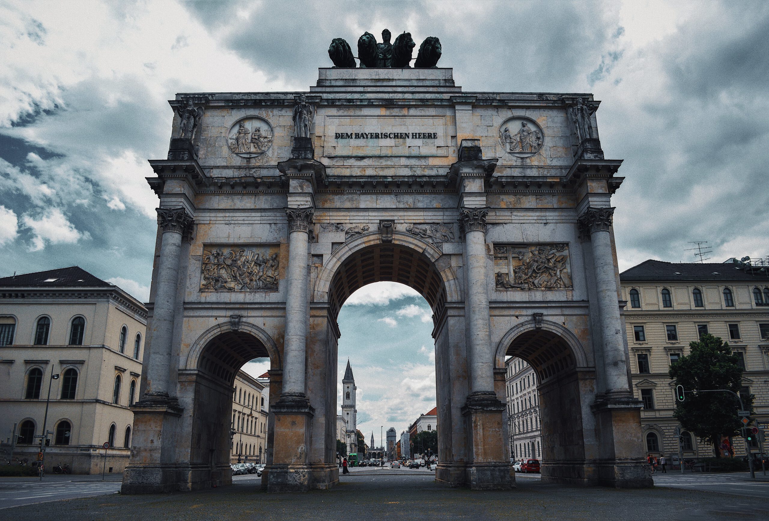 Das Sigestor auf der LudwigstraÃŸe in MÃ¼nchen mit Blick auf die Ludiwg-Maximilians UniversitÃ¤t