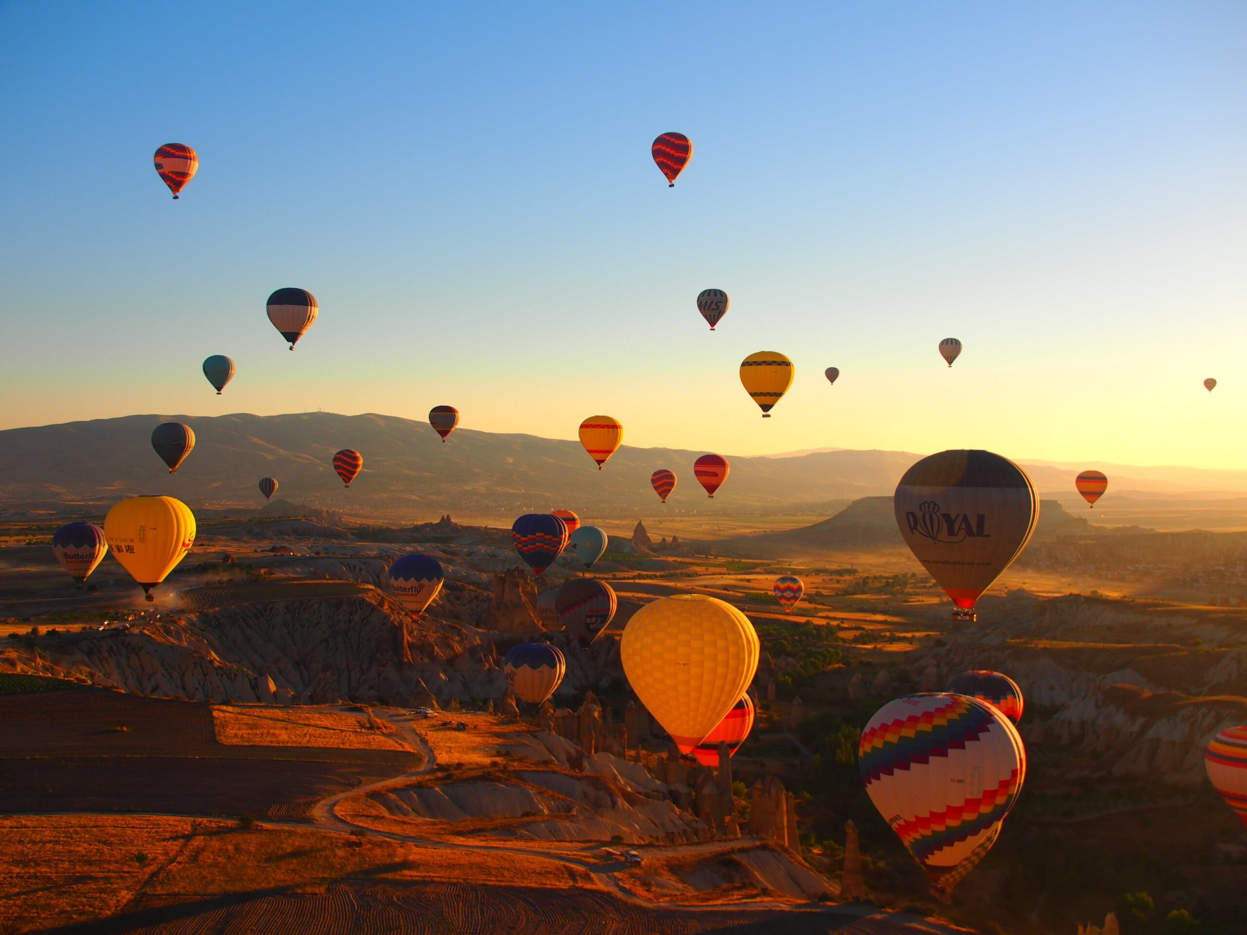 Viele HeiÃŸluftballon schweben hoch hinaus in der Natur