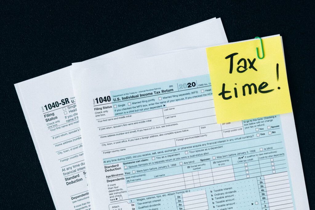 Zwei Formulare fÃ¼r eine EinkommenssteuererklÃ¤rung, die Income Text sagt